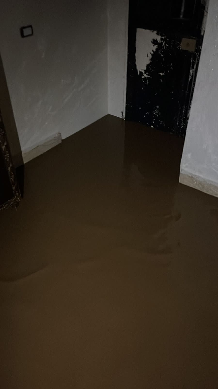 الأمطار تحول الشوارع في عكار إلى أنهار... المياه اقتحمت المنازل ومخيمات النازحين (صور - فيديو)